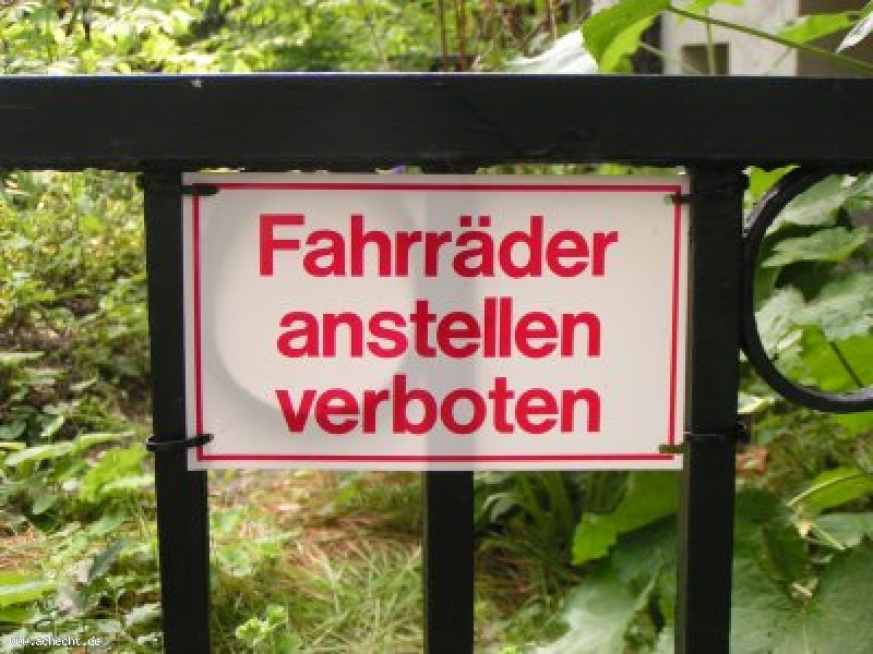 Ich mache mich lustig: Fahrräder anstellen: Foto, Fahrrad, Zaun, Verbot